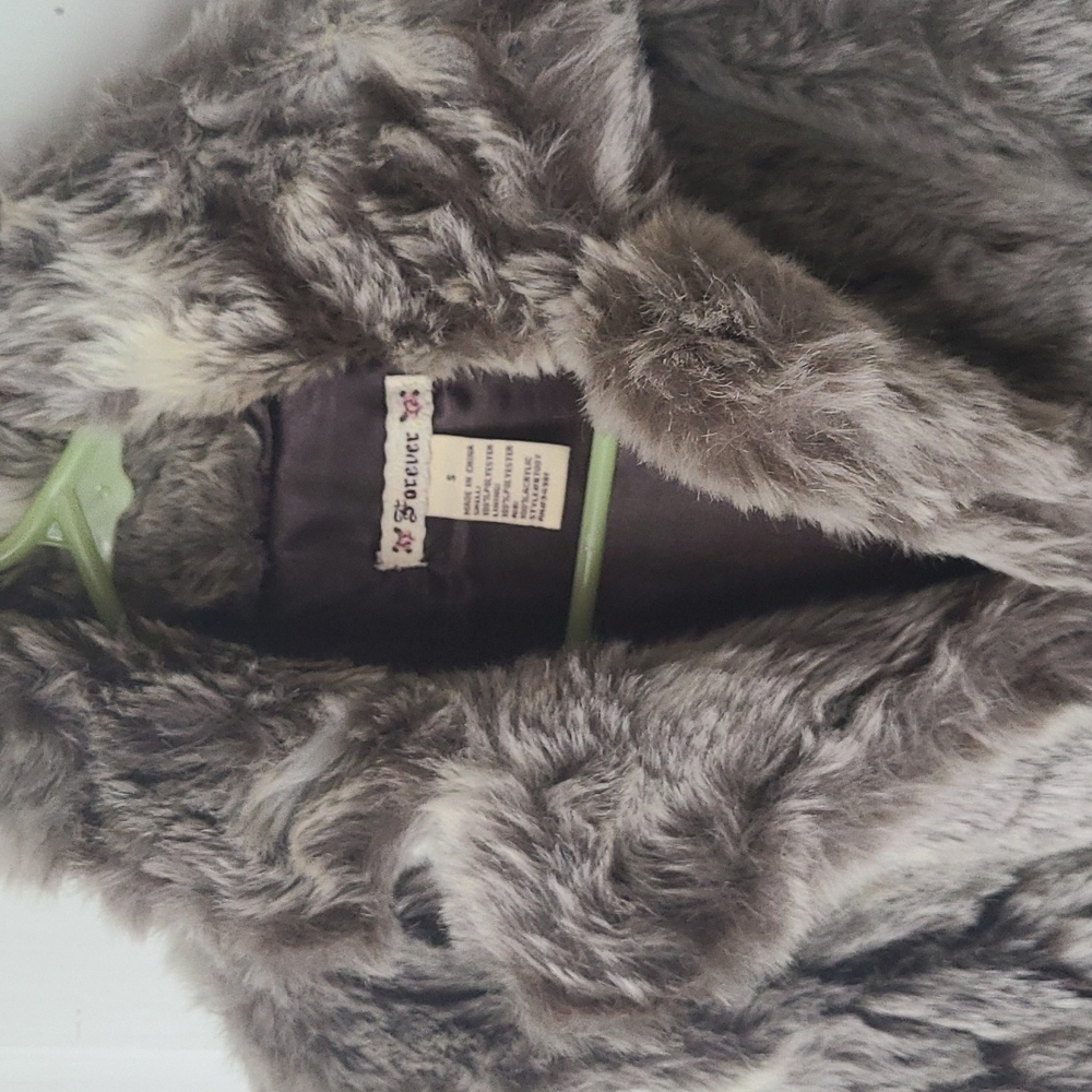 Sweater vest with fur - Picture 3 of 6